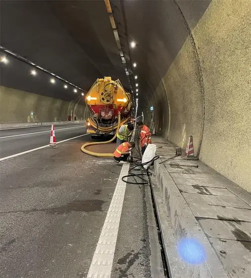 克孜勒苏柯尔克孜隧道排水渠清淤